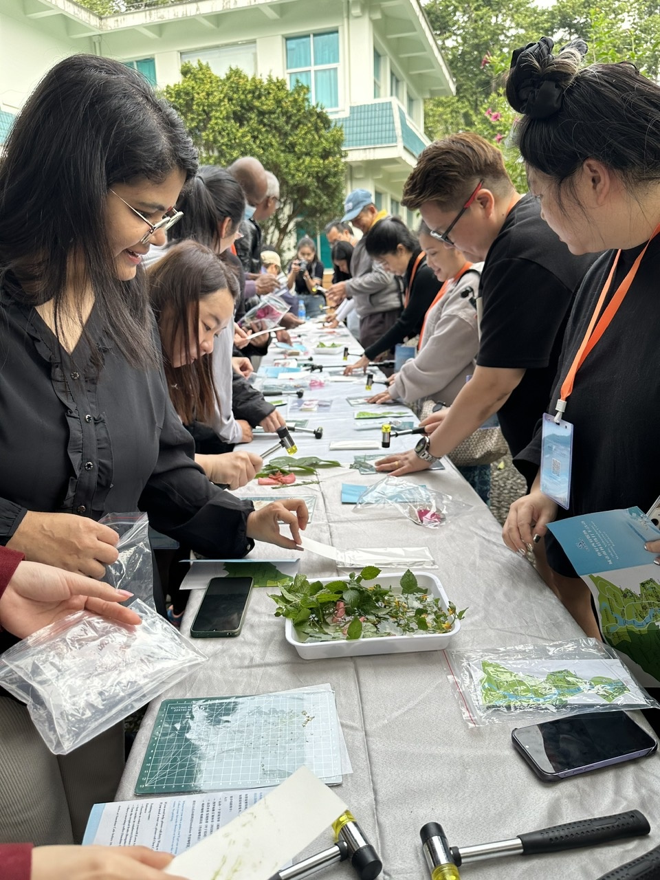 Các đại biểu dự Hội nghị trải nghiệm các trò chơi ở Công viên Tây Song Bản Nạp