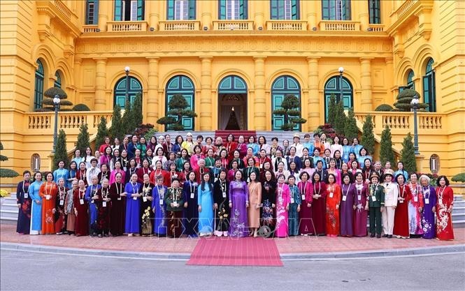 Phó Chủ tịch nước Võ Thị Ánh Xuân với các nữ đảng viên tiêu biểu của Thủ đô. Ảnh: TTXVN