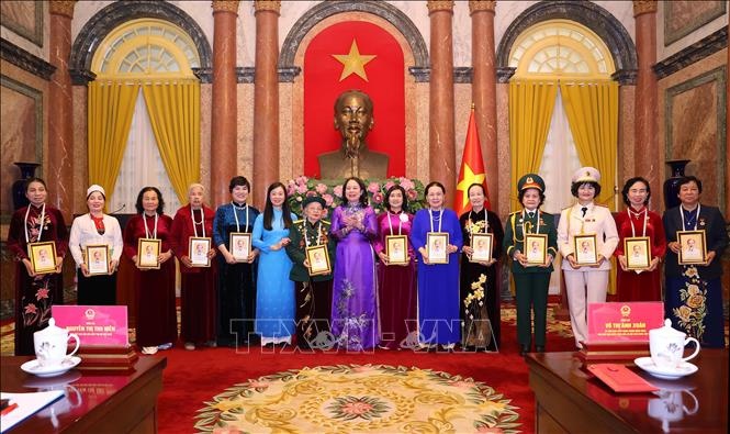 Phó Chủ tịch nước Võ Thị Ánh Xuân tặng quà lưu niệm cho các nữ đảng viên tiêu biểu Thủ đô Hà Nội tại buổi gặp mặt. Ảnh: TTXVN