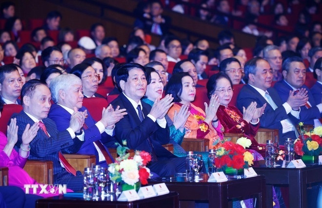 Chủ tịch nước Lương Cường và Phu nhân dự Chương trình giao lưu nghệ thuật Xuân Quê hương 2025. (Ảnh: TTXVN)