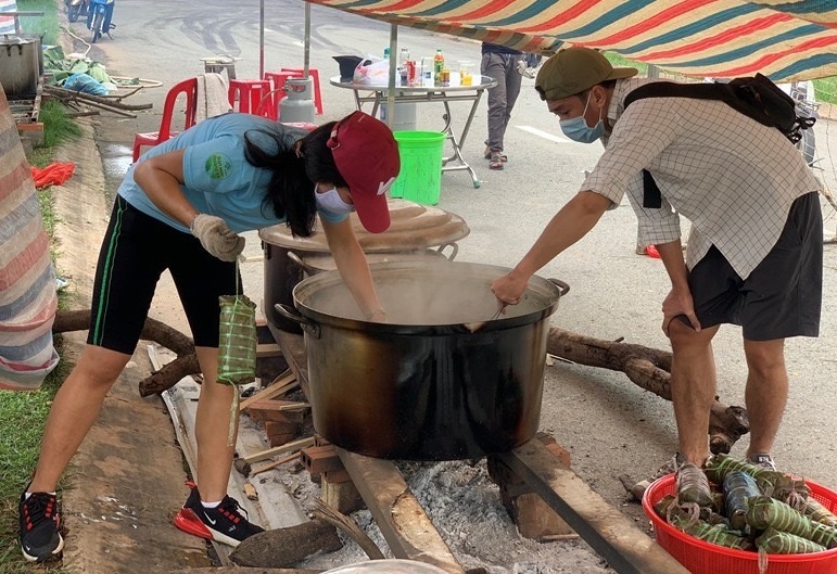 Đối với người dân miền Tây, mỗi khi cùng nhau gói bánh Tét là thấy Tết đang về