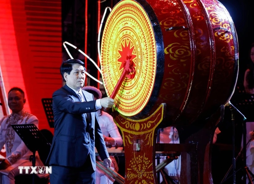 Chủ tịch nước Lương Cường đánh trống khai hội, mừng Xuân Ất Tỵ năm 2025. (Ảnh: TTXVN)