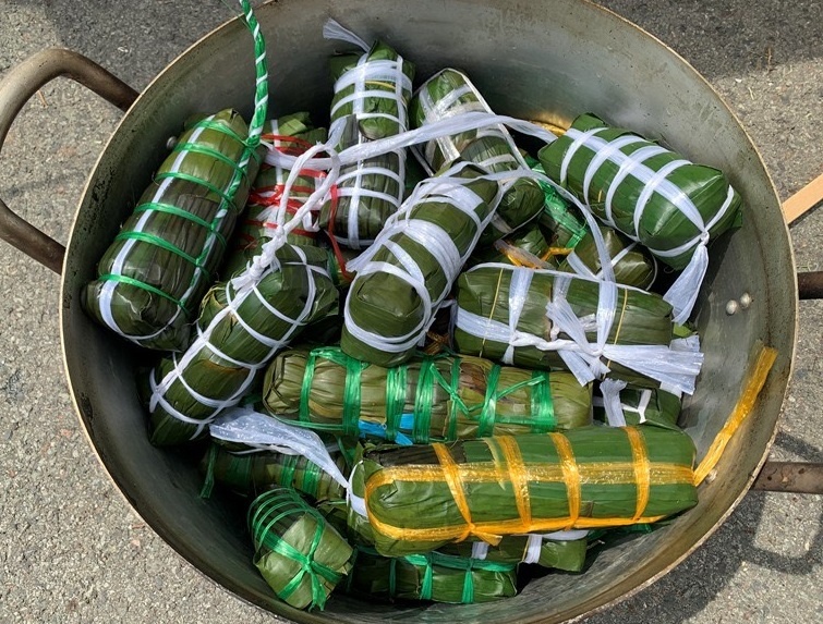 Đối với người dân miền Tây, mỗi khi cùng nhau gói bánh Tét là thấy Tết đang về