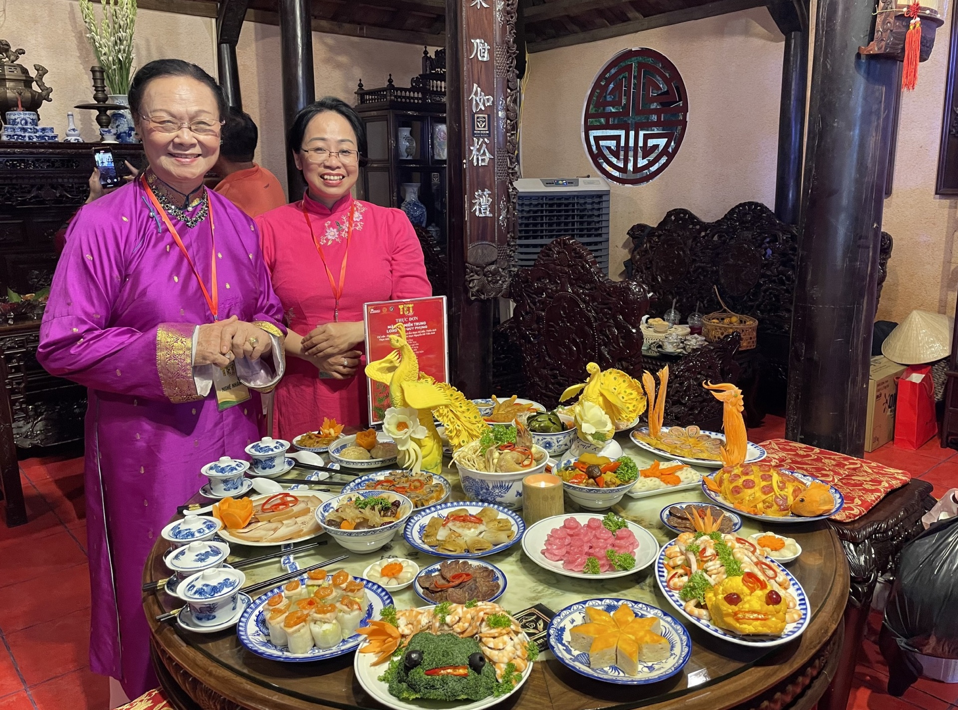 Người dân sinh sống ở TP. Hồ Chí Minh luôn dạy bảo con cháu nhớ về tổ tiên và cùng nhau giữ gìn văn hóa Tết Việt