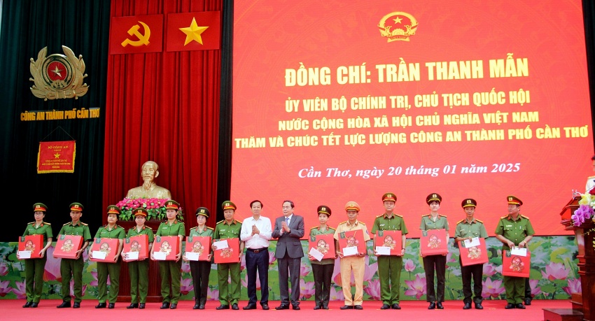 Chủ tịch Quốc hội Trần Thanh Mẫn thăm, chúc Tết Công an TP Cần Thơ