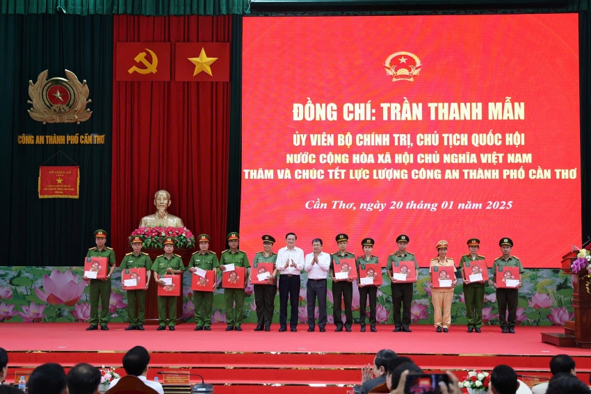 Chủ tịch Quốc hội Trần Thanh Mẫn thăm, chúc Tết Công an TP Cần Thơ