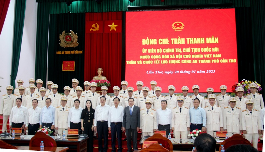 Chủ tịch Quốc hội Trần Thanh Mẫn thăm, chúc Tết Công an TP Cần Thơ