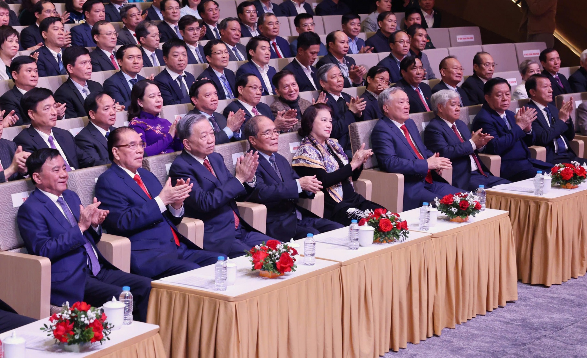   Các đồng chí lãnh đạo, nguyên lãnh đạo Đảng, Nhà nước dự buổi lễ - Ảnh: VGP