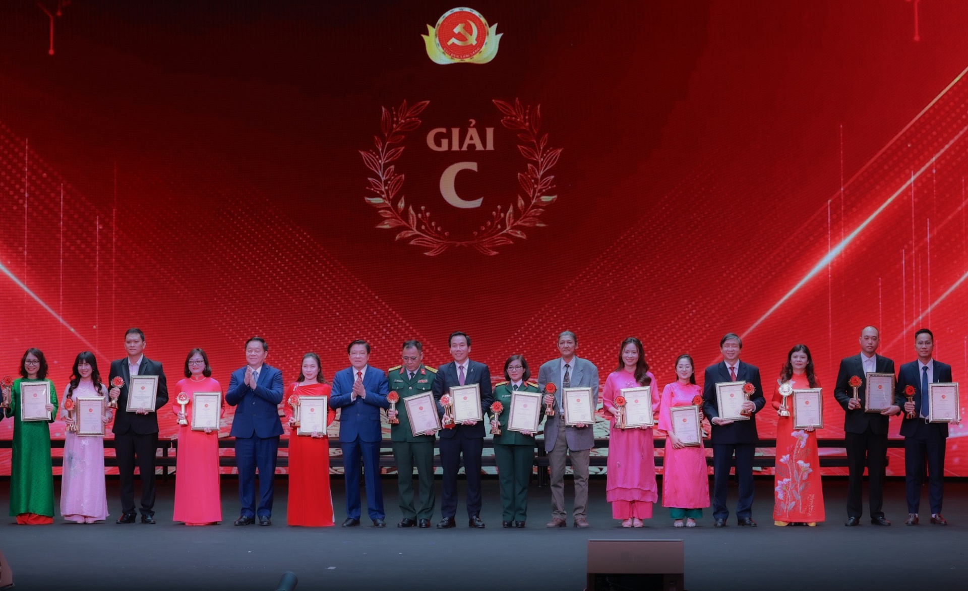   Các tác giả nhận giải C tại buổi lễ - Ảnh: VGP