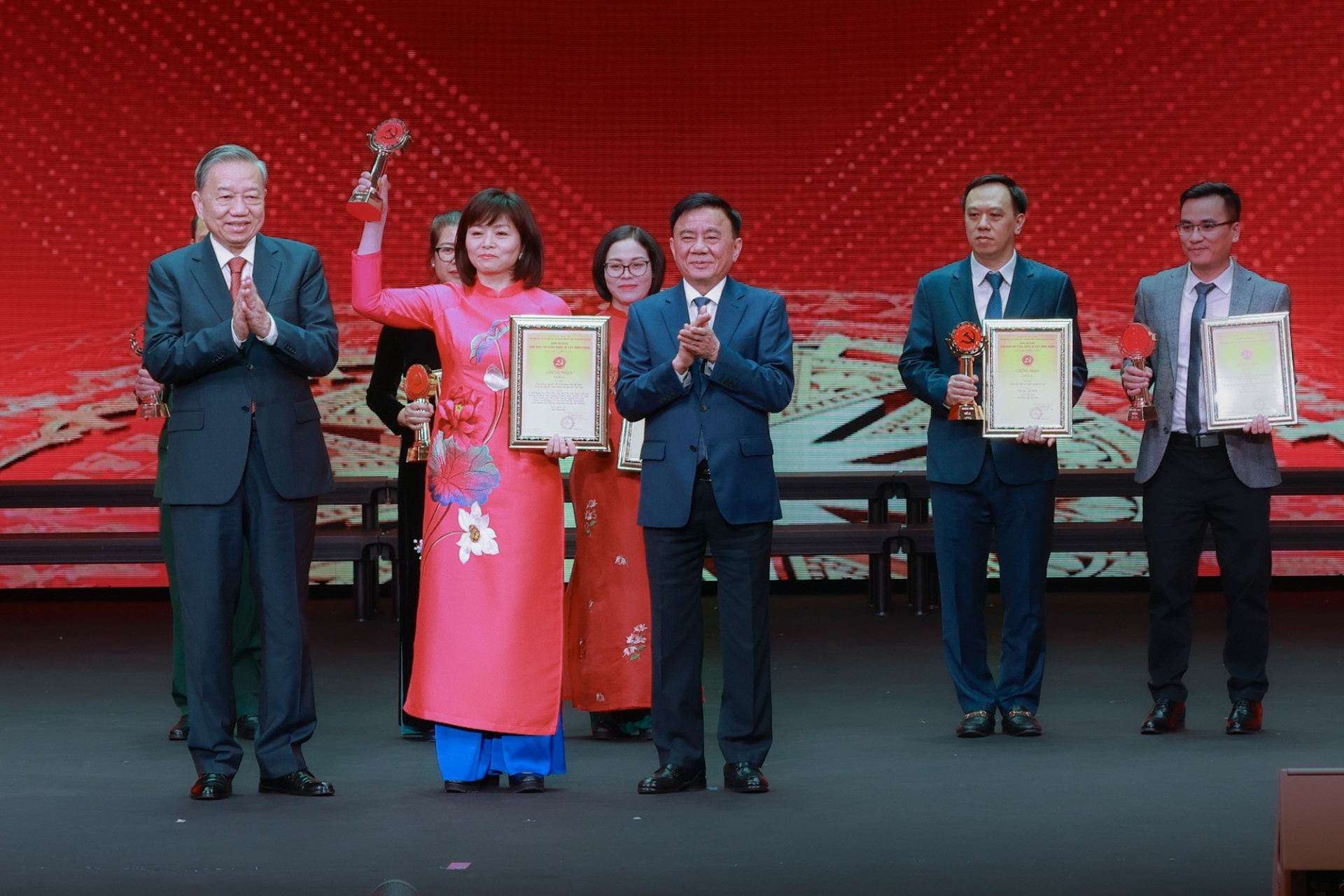   Tổng Bí thư Tô Lâm trao giải A cho các tác giả, nhóm tác giả đoạt giải - Ảnh: VGP