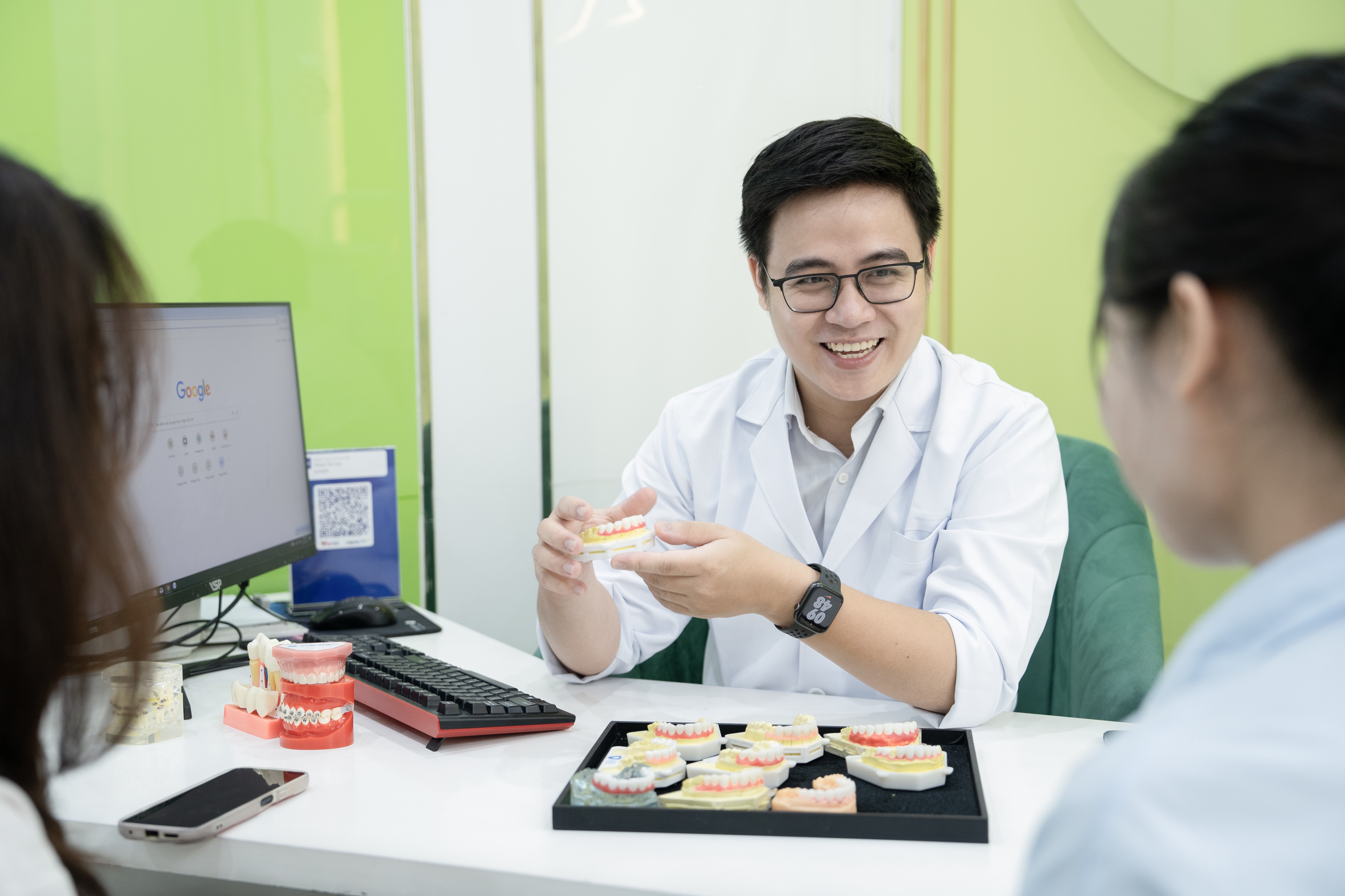 ác sĩ Hải Đăng tư vấn về thẩm mỹ răng sứ cho khách hàng ác sĩ Hải Đăng tư vấn về thẩm mỹ răng sứ cho khách hàng