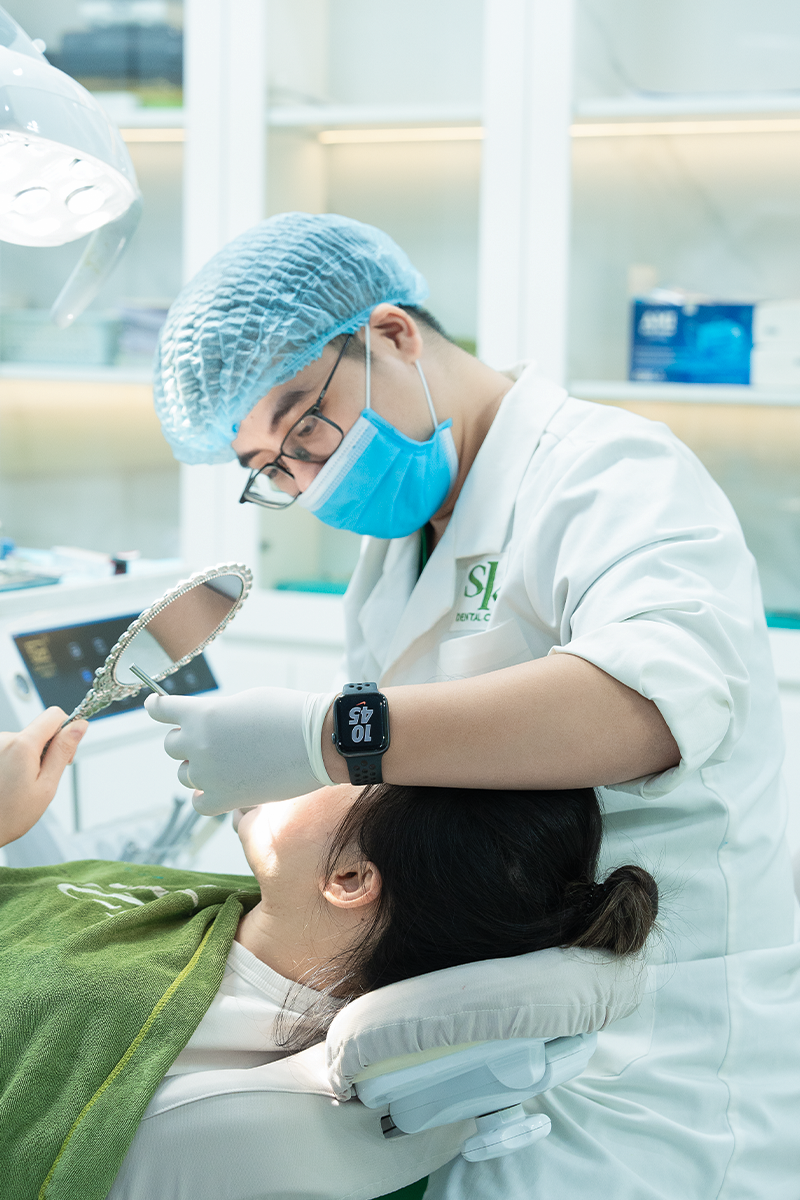 Bác sĩ Nguyễn Hải Đăng thực hiện thăm khám răng miệng cho khách hàng. Bác sĩ Nguyễn Hải Đăng thực hiện thăm khám răng miệng cho khách hàng.