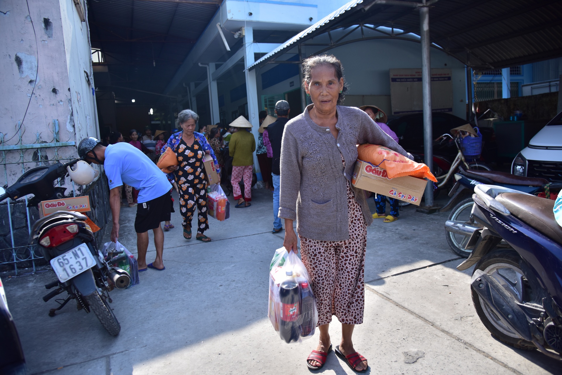 Tạp chí Sức khỏe và Môi trường trao 120 phần quà tại huyện Cờ Đỏ