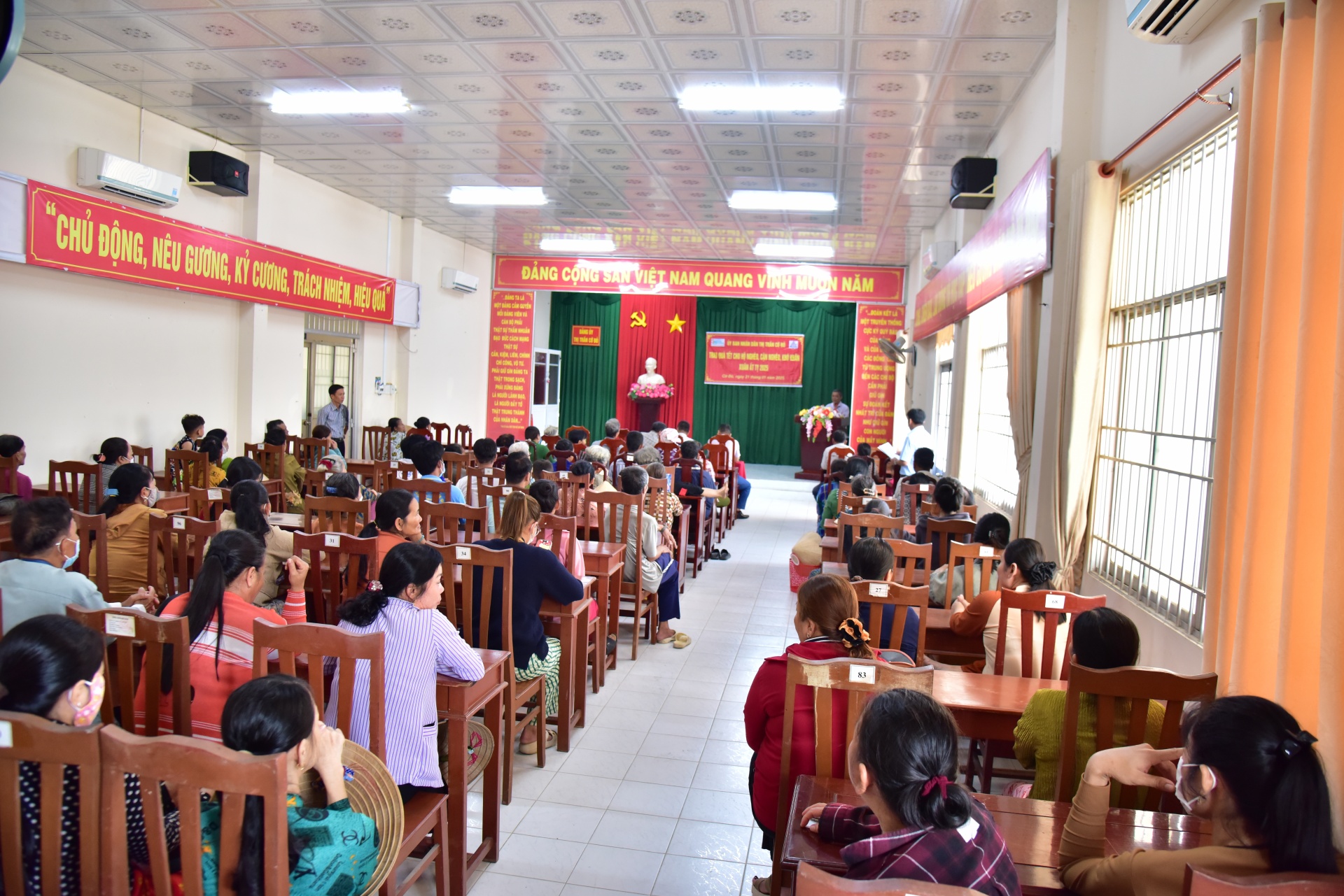 Tạp chí Sức khỏe và Môi trường trao 120 phần quà tại huyện Cờ Đỏ