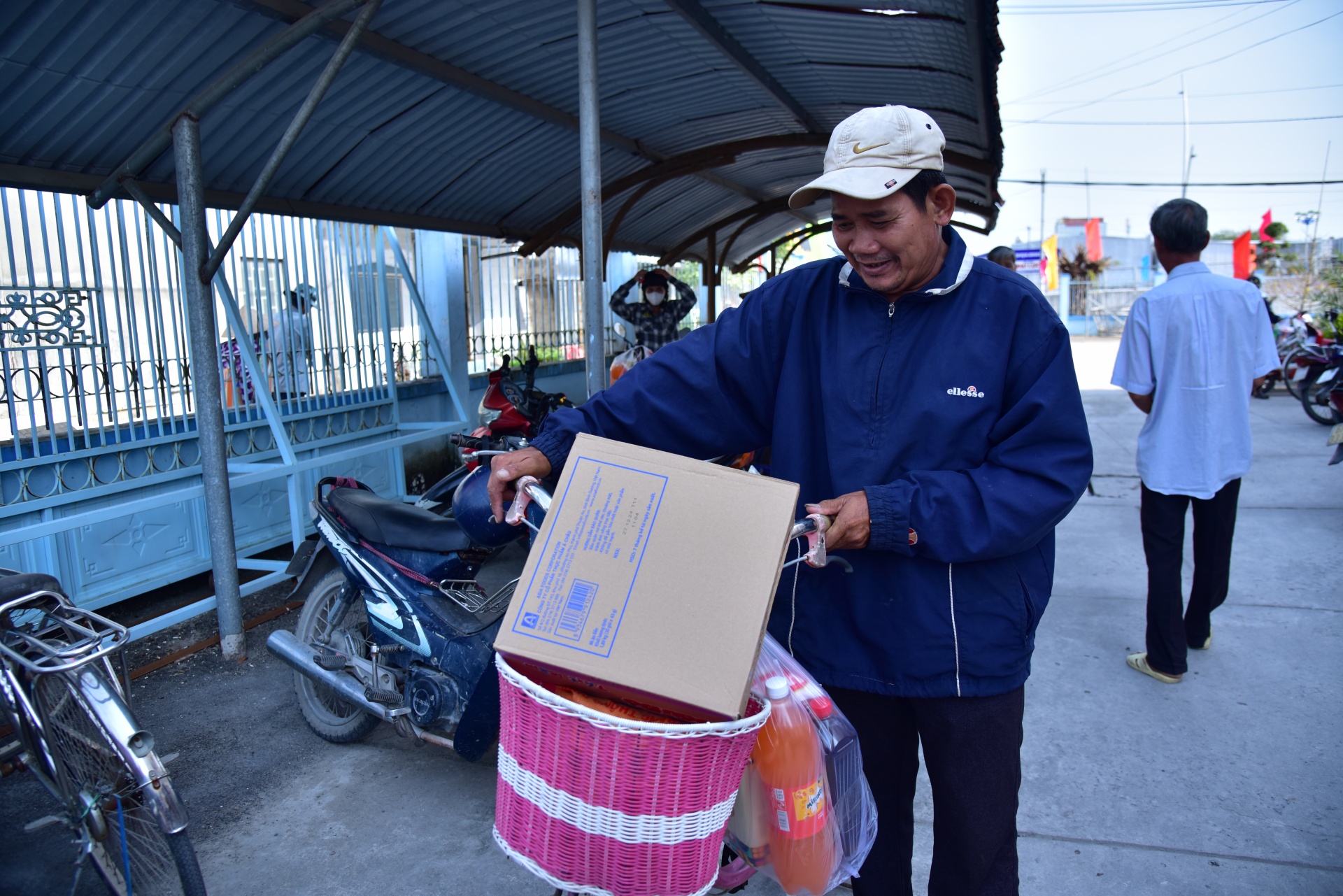 Tạp chí Sức khỏe và Môi trường trao 120 phần quà tại huyện Cờ Đỏ