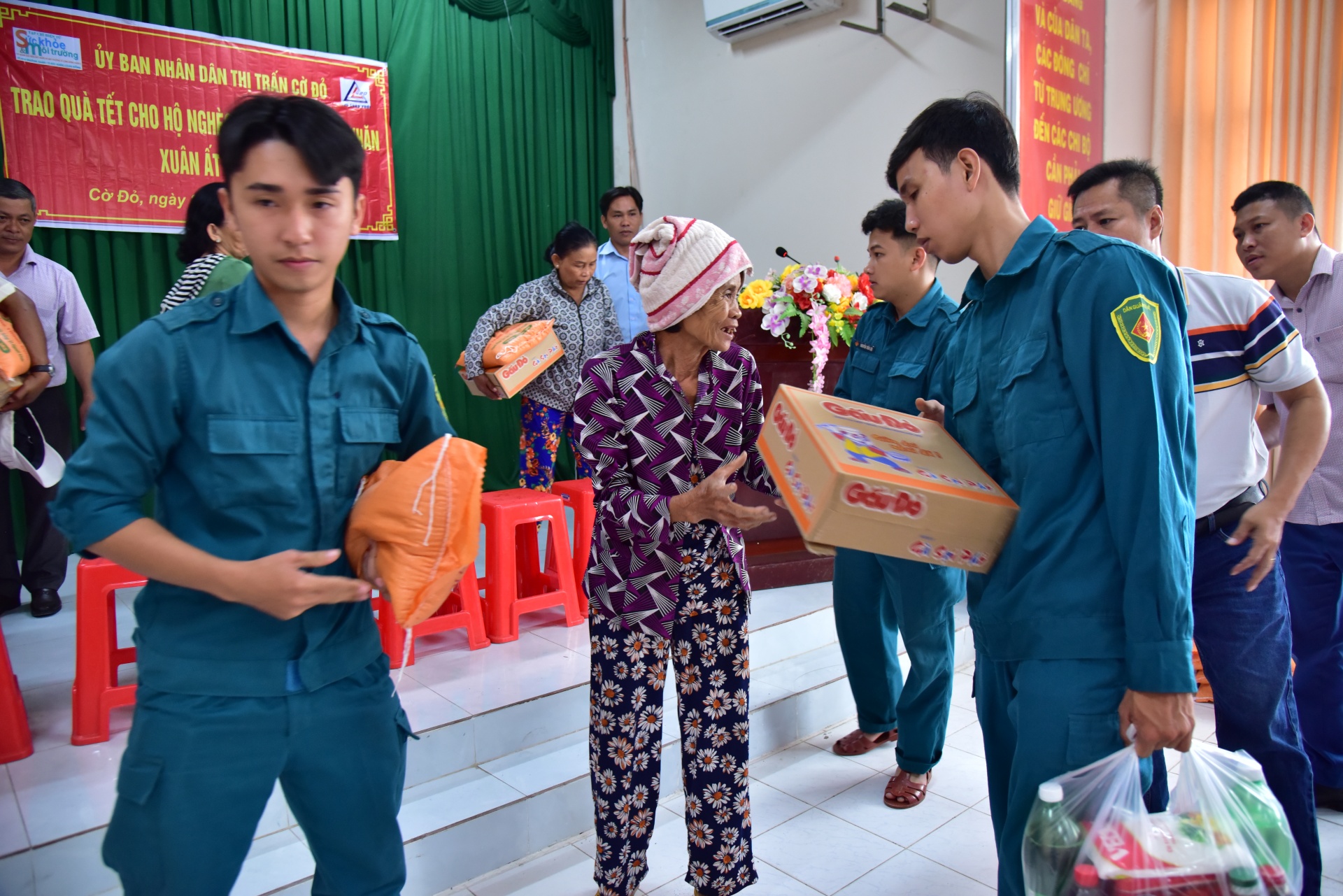 Tạp chí Sức khỏe và Môi trường trao 120 phần quà tại huyện Cờ Đỏ