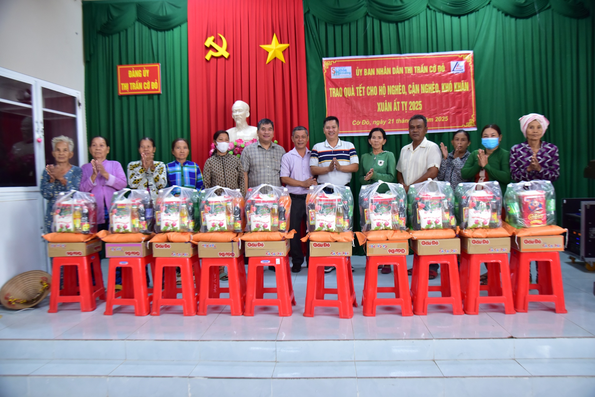 Tạp chí Sức khỏe và Môi trường trao 120 phần quà tại huyện Cờ Đỏ