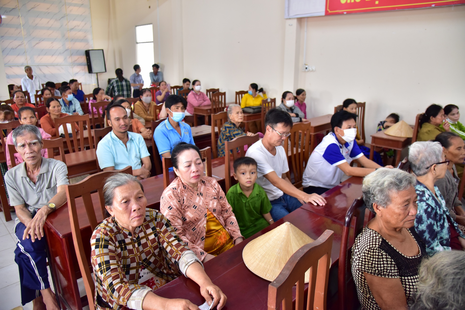 Tạp chí Sức khỏe và Môi trường trao 120 phần quà tại huyện Cờ Đỏ