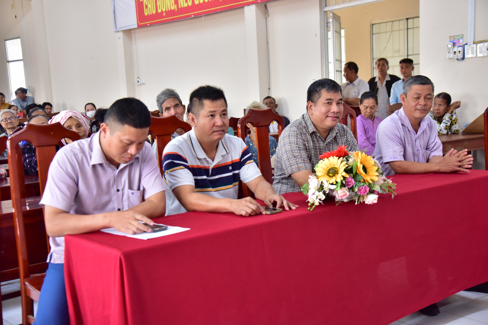 Tạp chí Sức khỏe và Môi trường trao 120 phần quà tại huyện Cờ Đỏ