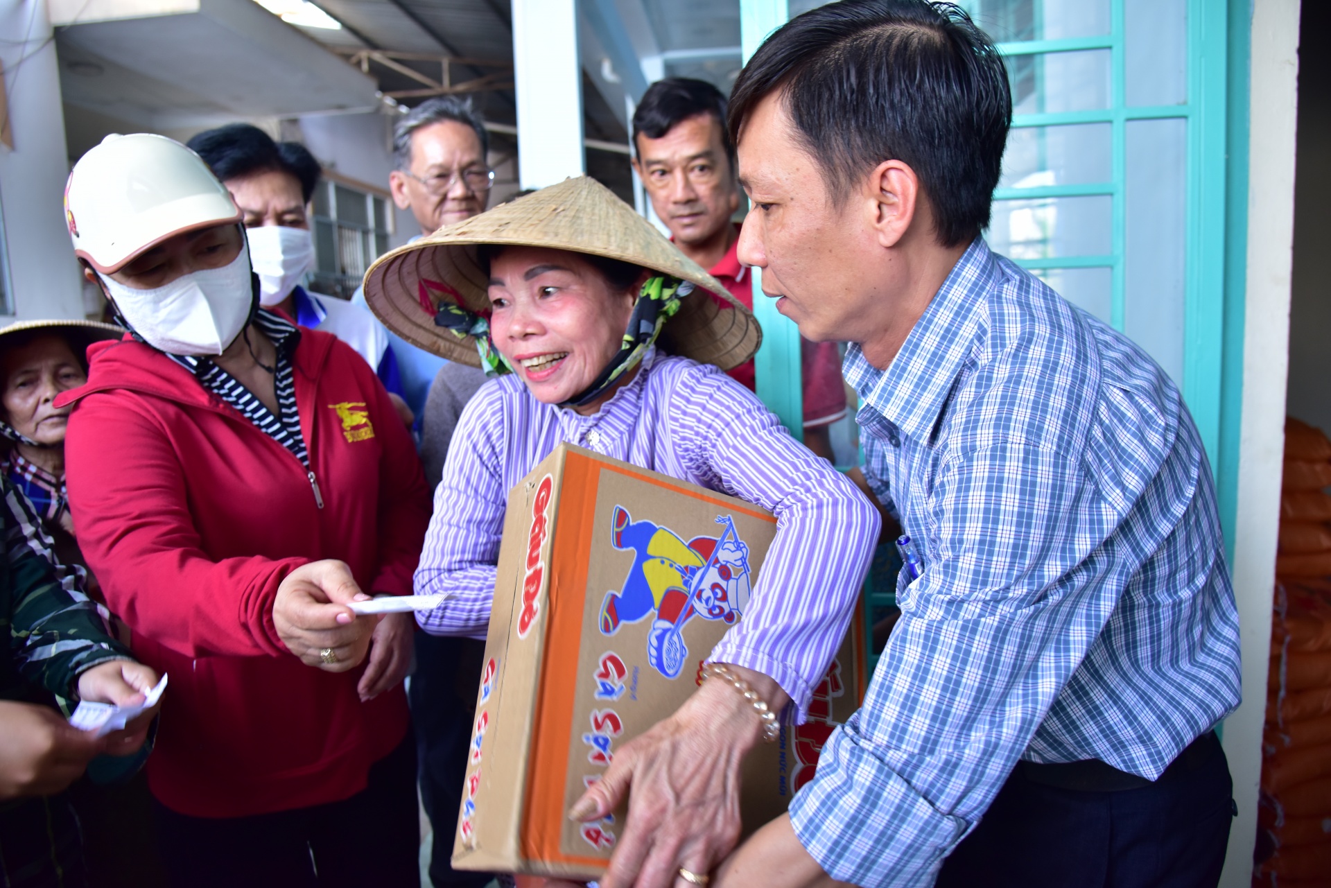 Tạp chí Sức khỏe và Môi trường trao 120 phần quà tại huyện Cờ Đỏ