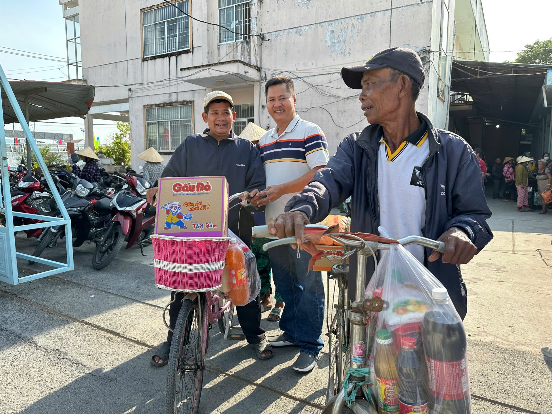 Tạp chí Sức khỏe và Môi trường trao 120 phần quà tại huyện Cờ Đỏ