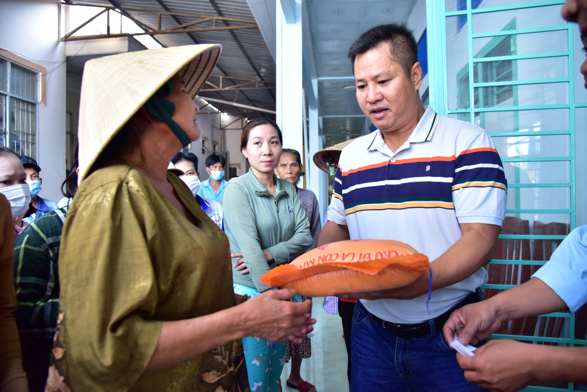 Tạp chí Sức khỏe và Môi trường trao 120 phần quà tại huyện Cờ Đỏ