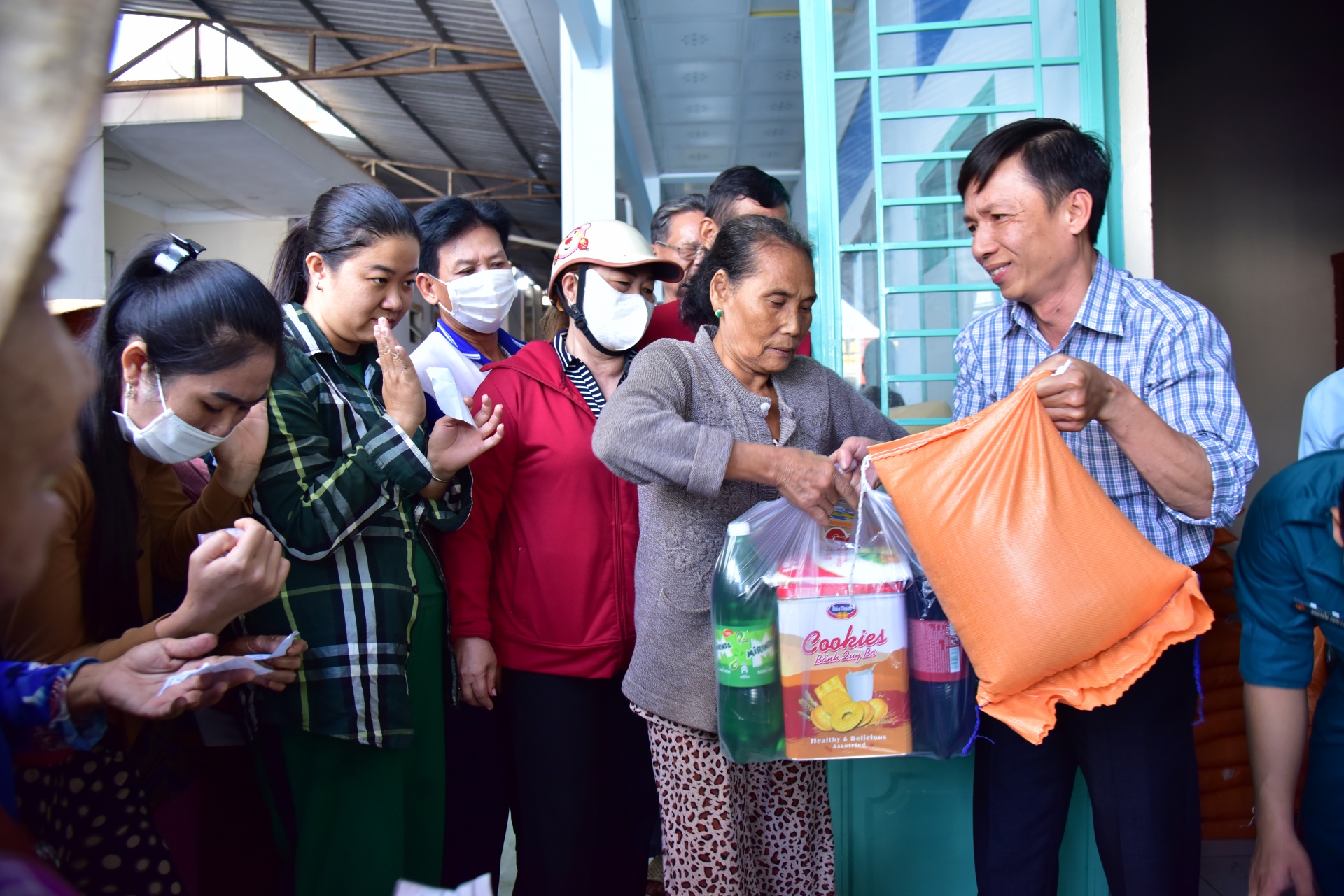 Tạp chí Sức khỏe và Môi trường trao 120 phần quà tại huyện Cờ Đỏ