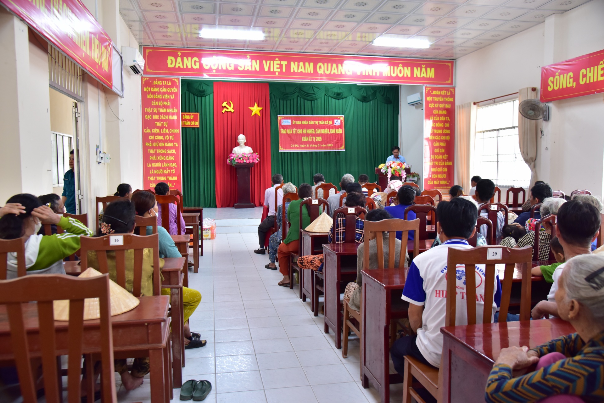 Tạp chí Sức khỏe và Môi trường trao 120 phần quà tại huyện Cờ Đỏ