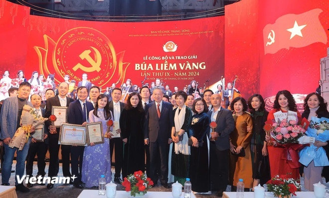 Tổng Bí thư Tô Lâm chụp ảnh cùng các tác giả đoạt giải của Thông tấn xã Việt Nam. (Ảnh: Vietnam+)