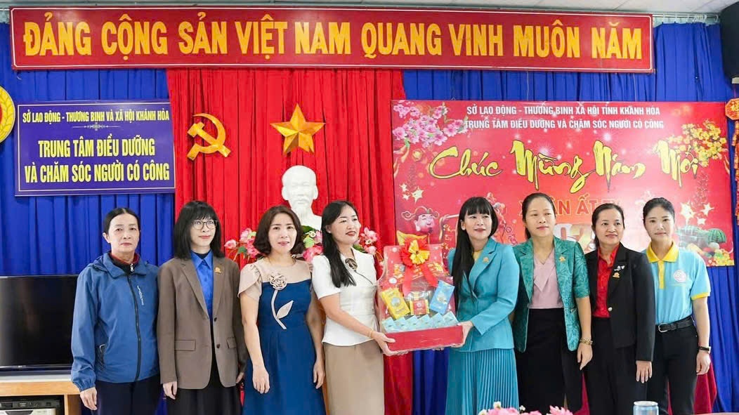Công ty Yến sào Khánh Hòa đưa Tết về với các gia đình chính sách và hộ gia đình có hoàn cảnh khó khăn