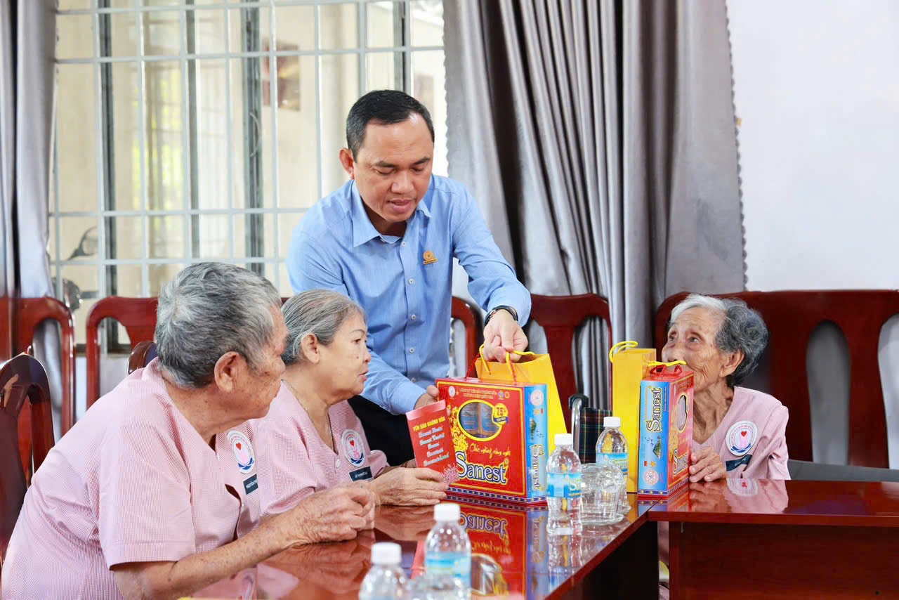 Công ty Yến sào Khánh Hòa đưa Tết về với các gia đình chính sách và hộ gia đình có hoàn cảnh khó khăn