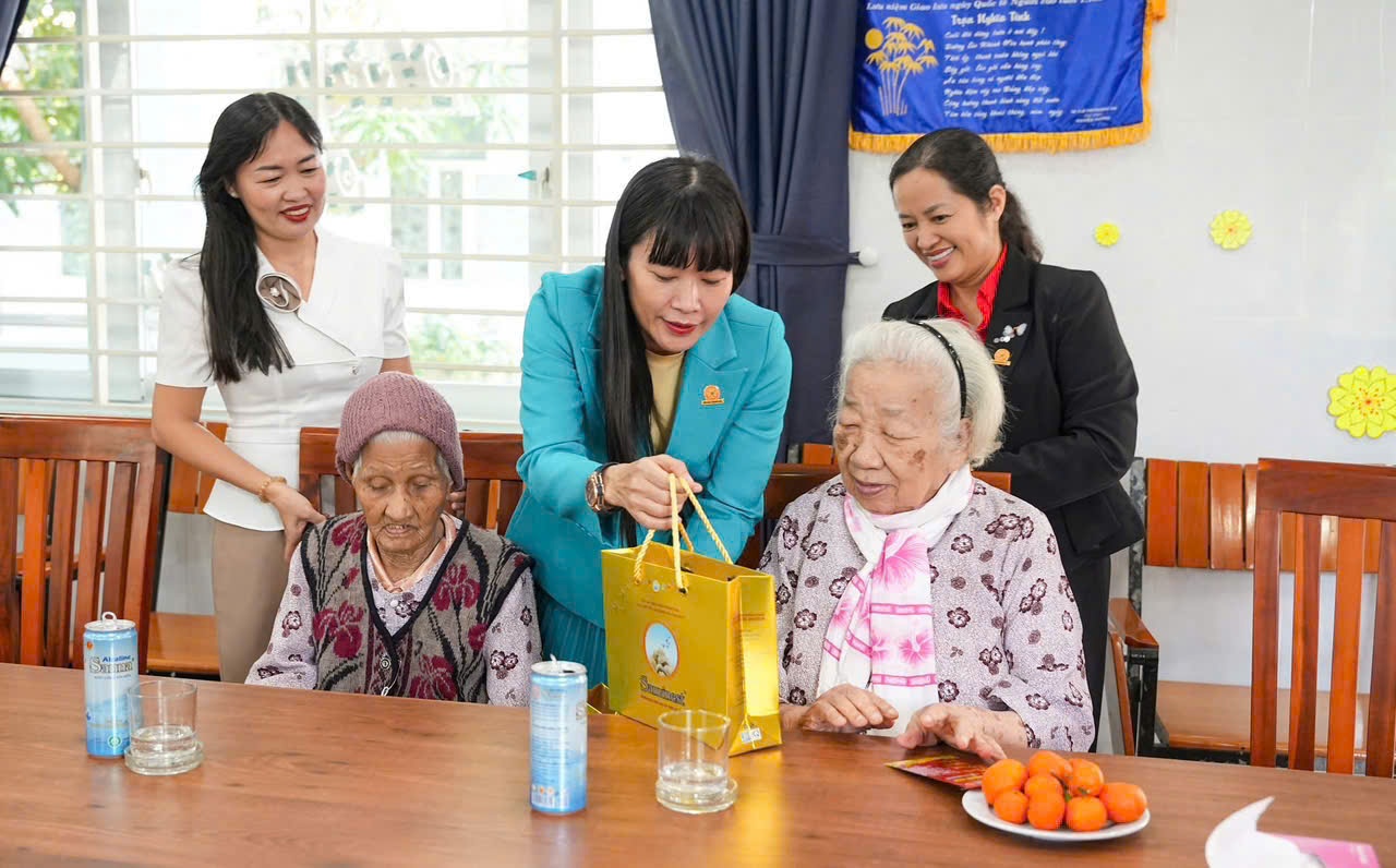 Công ty Yến sào Khánh Hòa đưa Tết về với các gia đình chính sách và hộ gia đình có hoàn cảnh khó khăn