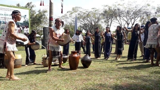 Cồng chiêng, rượu cần là những thứ không thể thếu của nhiều dân tộc bản địa ở Tây Nguyên (ảnh tư liệu) Cồng chiêng, rượu cần là những thứ không thể thếu của nhiều dân tộc bản địa ở Tây Nguyên (ảnh tư liệu)