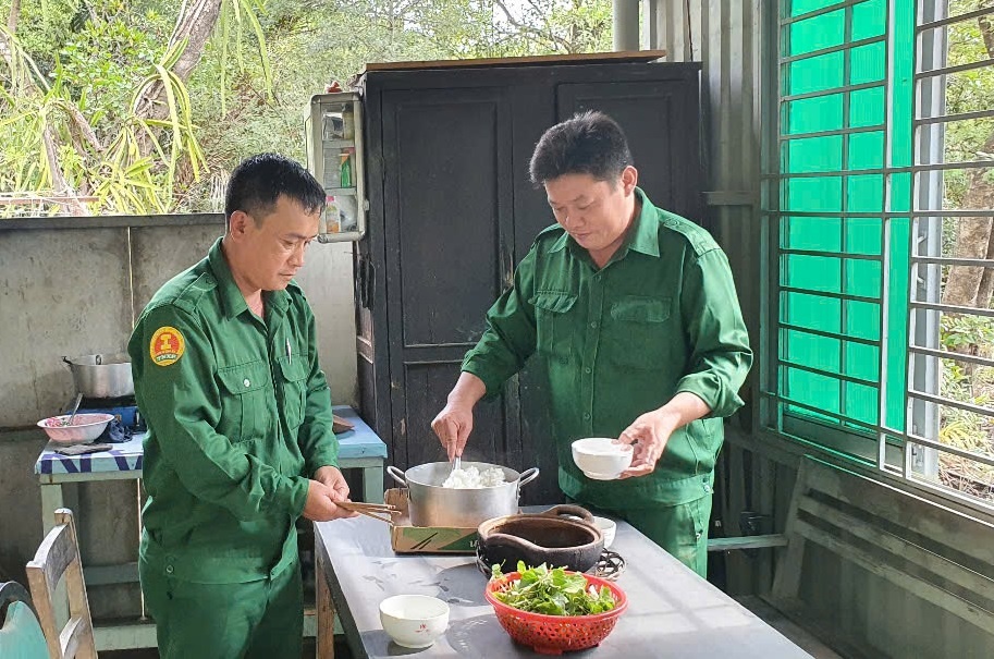 Anh Võ Thành Lộc cùng đồng đội chuẩn bị bữa cơm ở chốt giữ rừng Sác - Cần Giờ. Ảnh: Quang Nhân