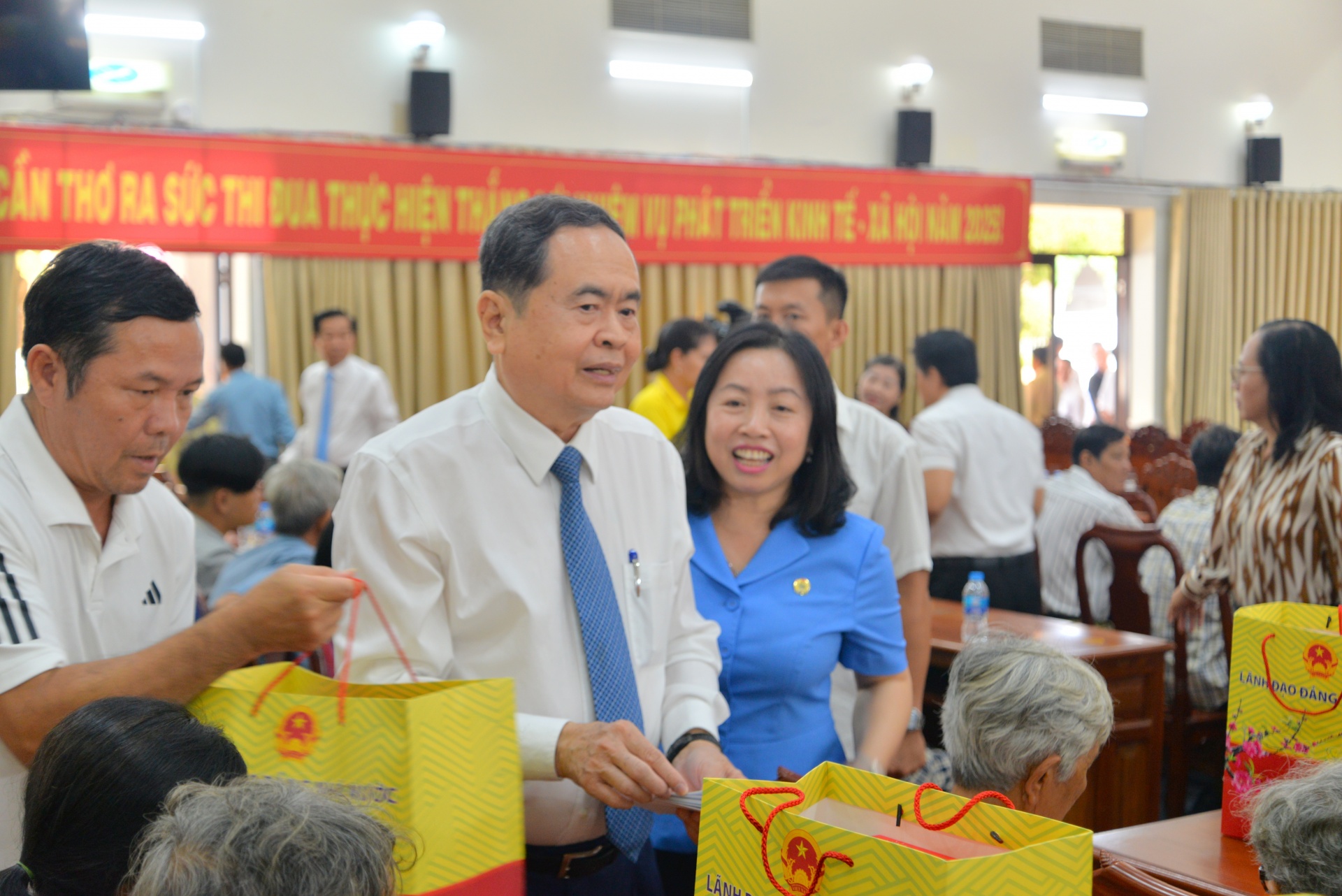 Đoàn Đại biểu Quốc hội tặng quà nhân dịp Tết Nguyên đán Ất Tỵ tại Cần Thơ