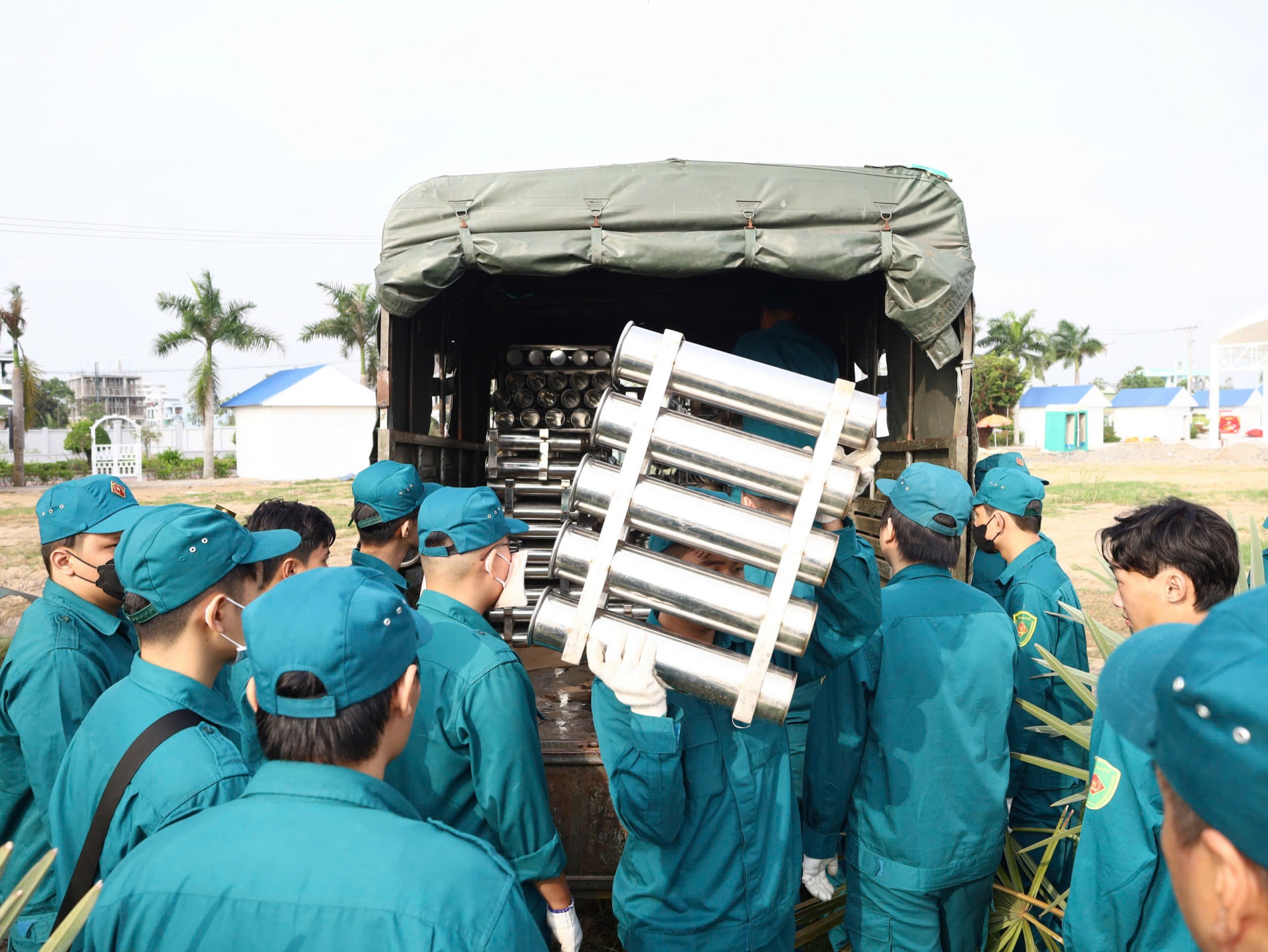 Công ty Cổ phần Bê tông 620 Châu Thới tiếp tục đồng hành cùng Cần Thơ bắn pháo hoa từ sà lan