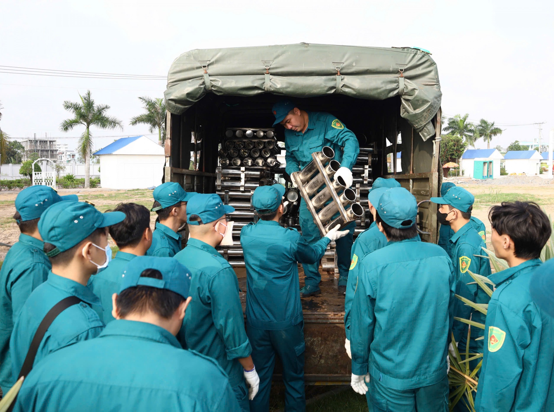 Công ty Cổ phần Bê tông 620 Châu Thới tiếp tục đồng hành cùng Cần Thơ bắn pháo hoa từ sà lan