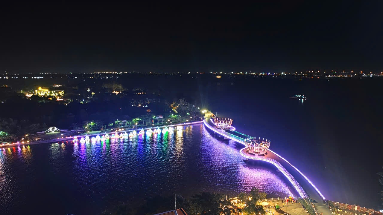 Người dân Cần Thơ tưng bừng đón Giao thừa Xuân Ất Tỵ 2025