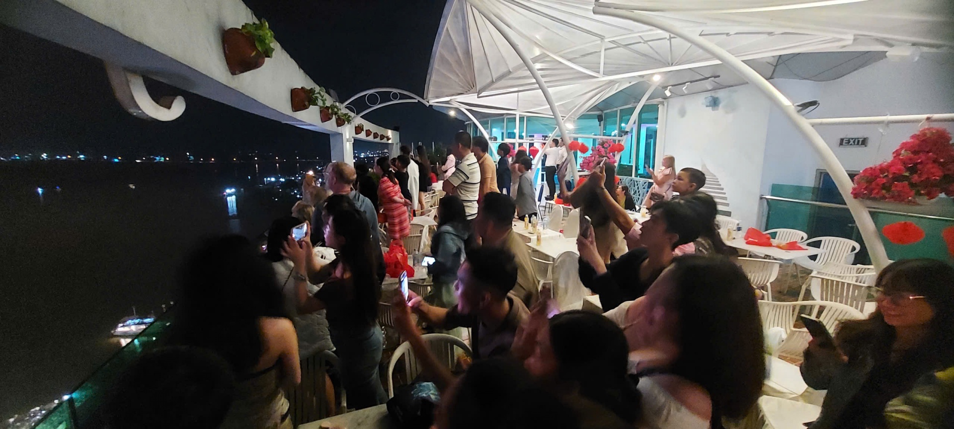 Người dân Cần Thơ tưng bừng đón Giao thừa Xuân Ất Tỵ 2025