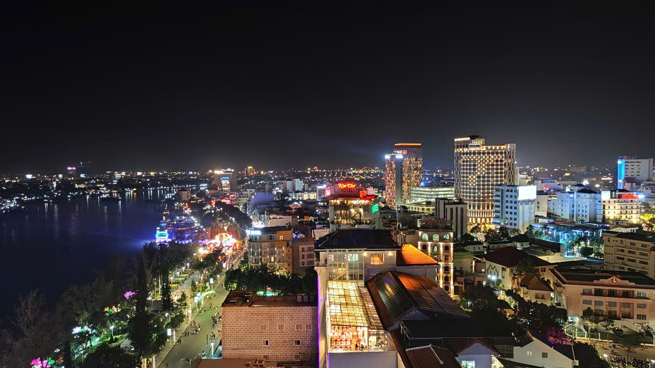 Người dân Cần Thơ tưng bừng đón Giao thừa Xuân Ất Tỵ 2025