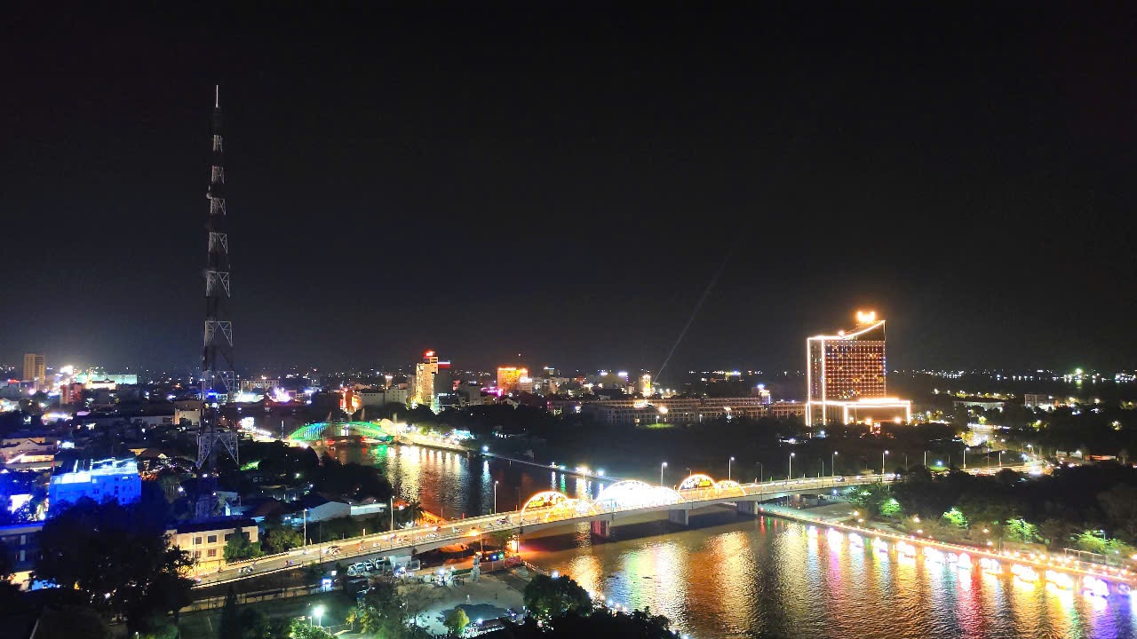 Người dân Cần Thơ tưng bừng đón Giao thừa Xuân Ất Tỵ 2025