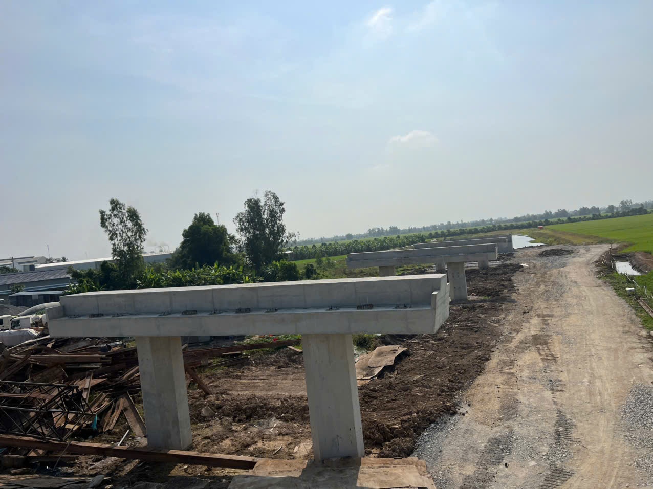 Làm xuyên Tết trên công trường cao tốc miền Tây