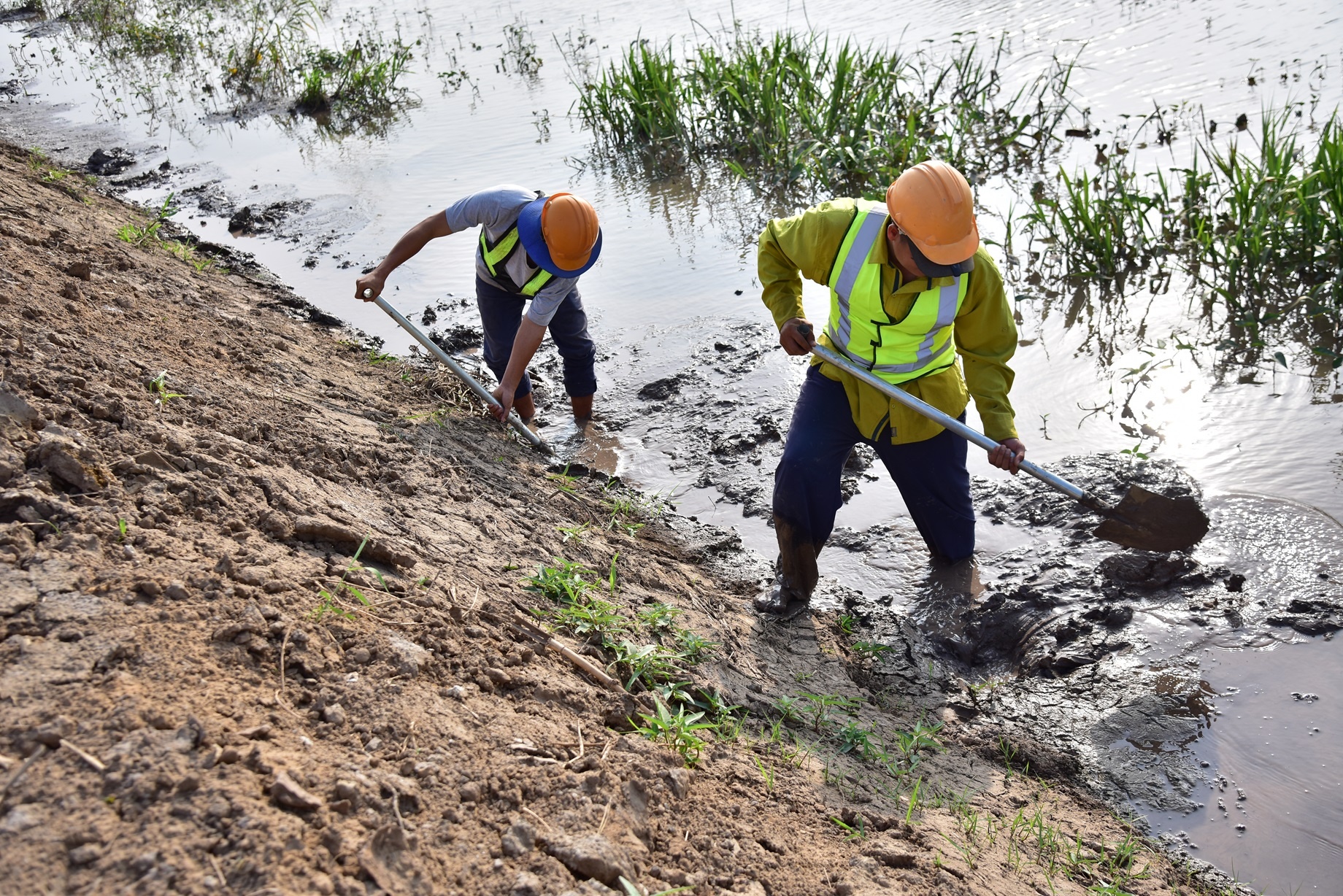 Làm xuyên Tết trên công trường cao tốc miền Tây