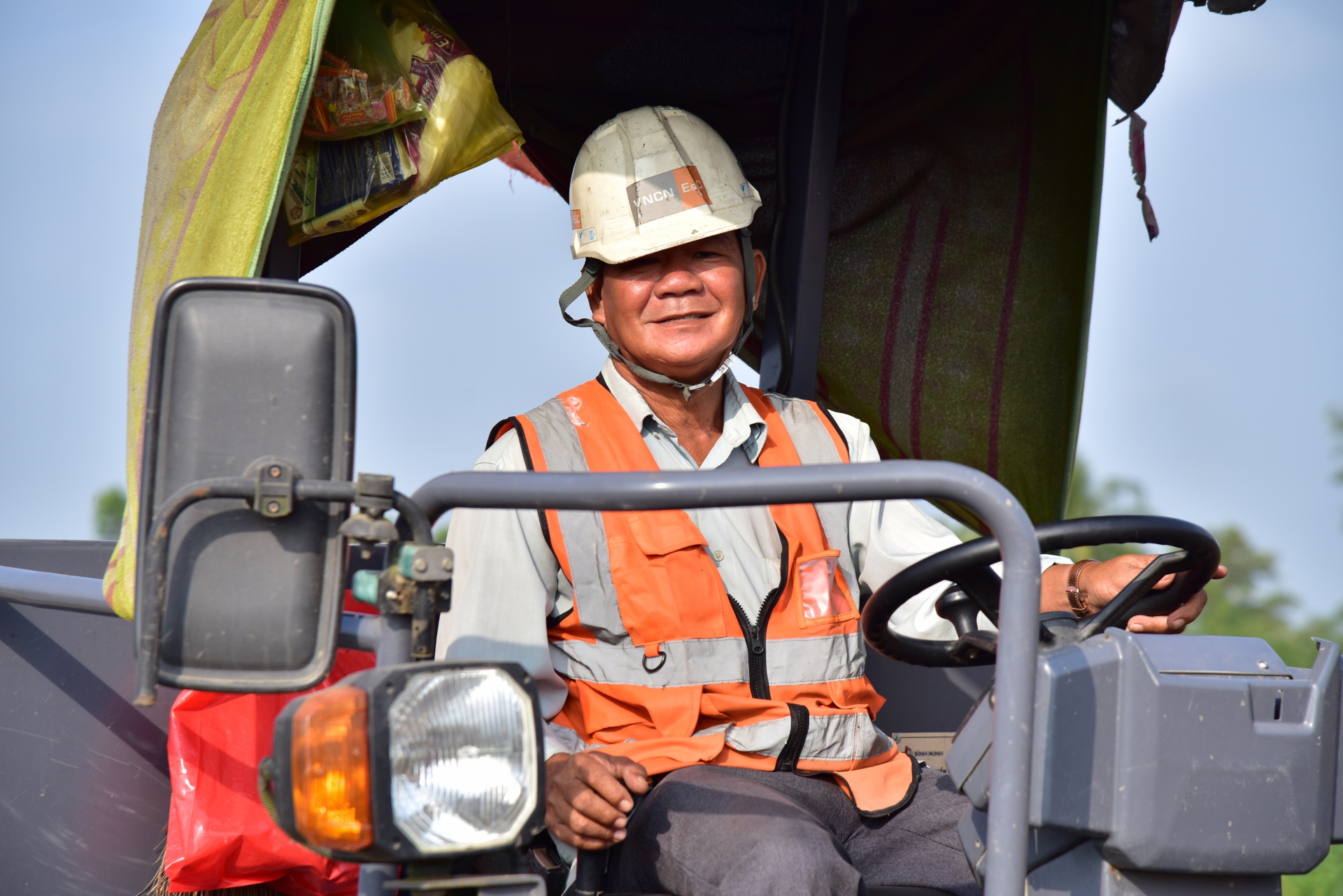 Làm xuyên Tết trên công trường cao tốc miền Tây