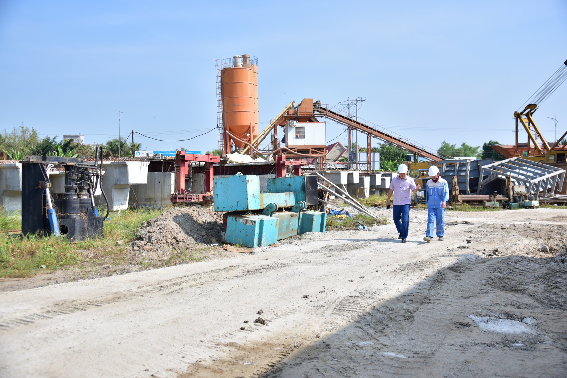 Làm xuyên Tết trên công trường cao tốc miền Tây