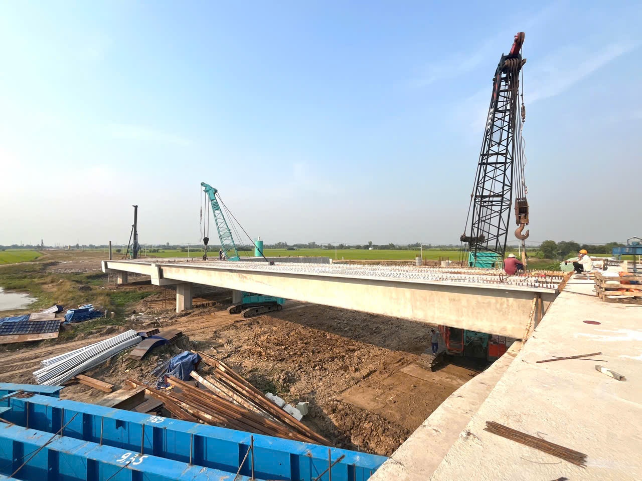 Làm xuyên Tết trên công trường cao tốc miền Tây