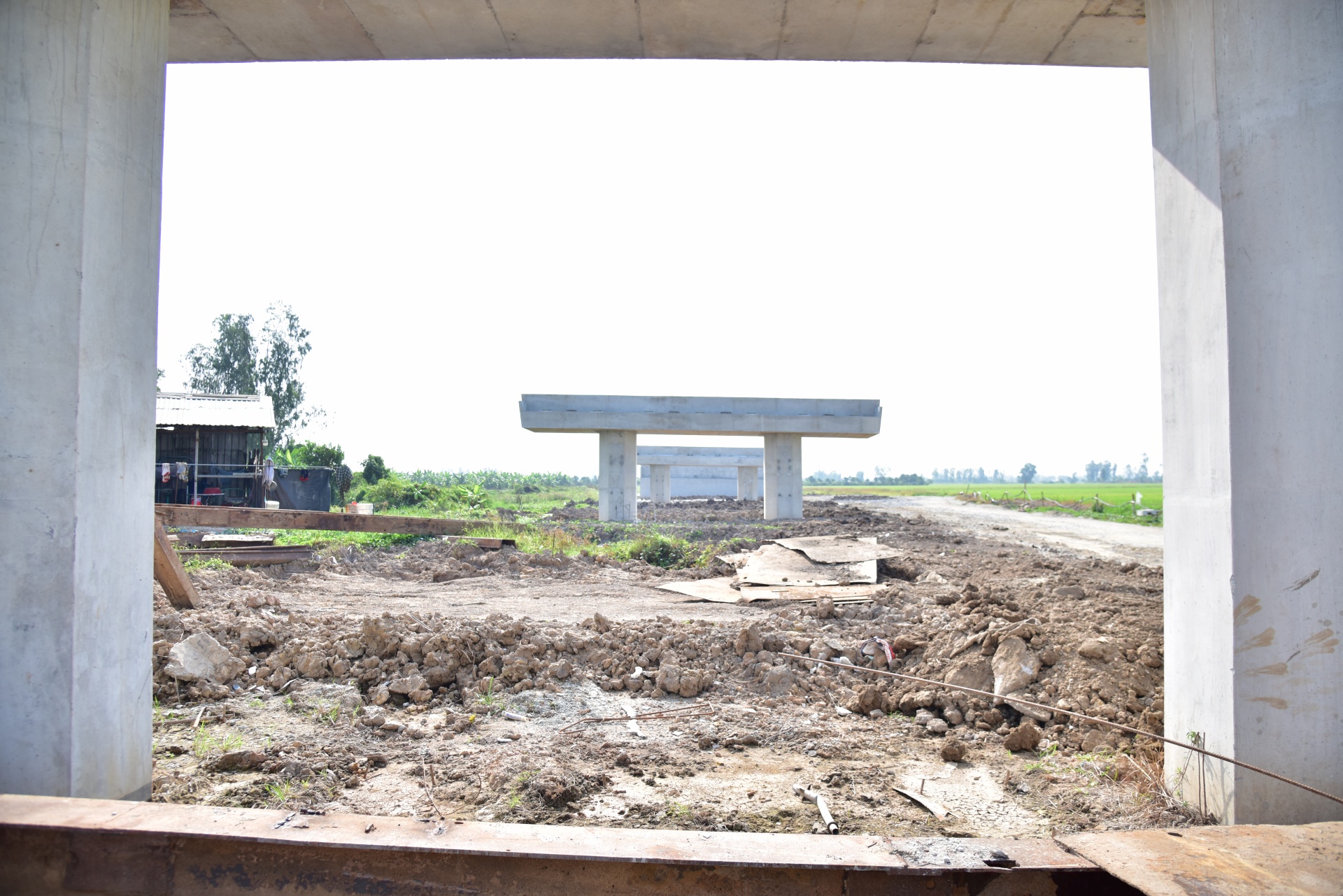 Làm xuyên Tết trên công trường cao tốc miền Tây