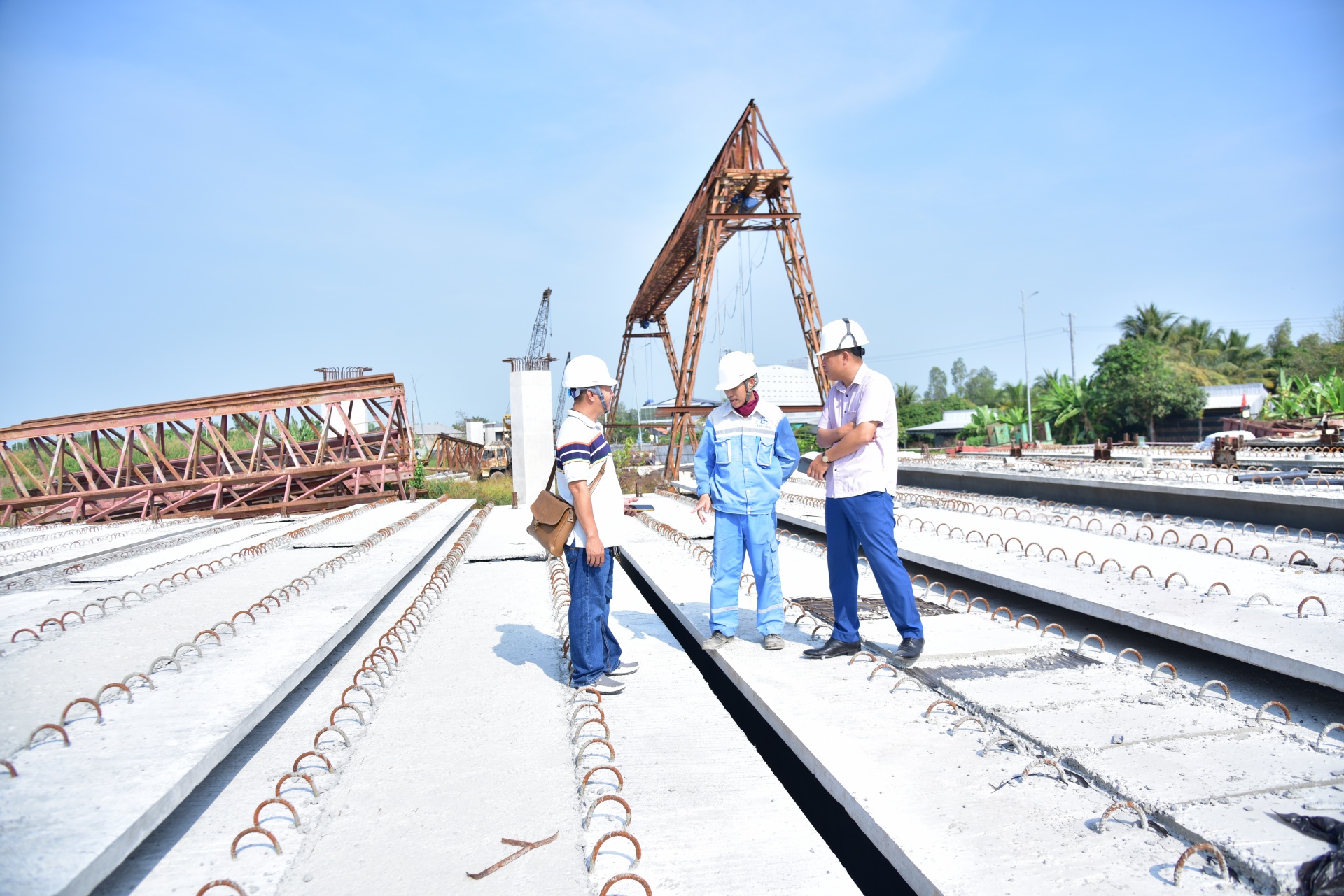 Làm xuyên Tết trên công trường cao tốc miền Tây