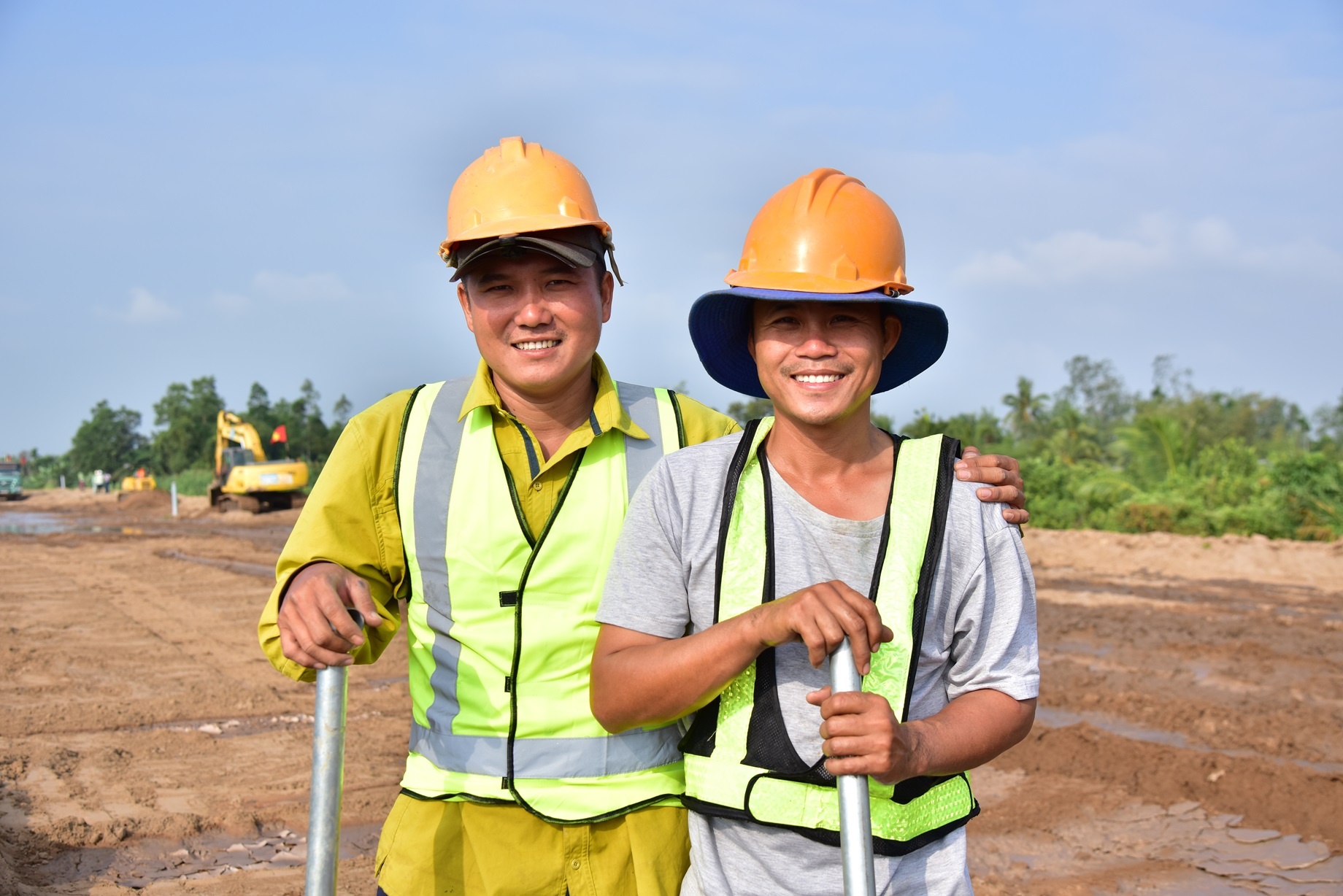 Làm xuyên Tết trên công trường cao tốc miền Tây