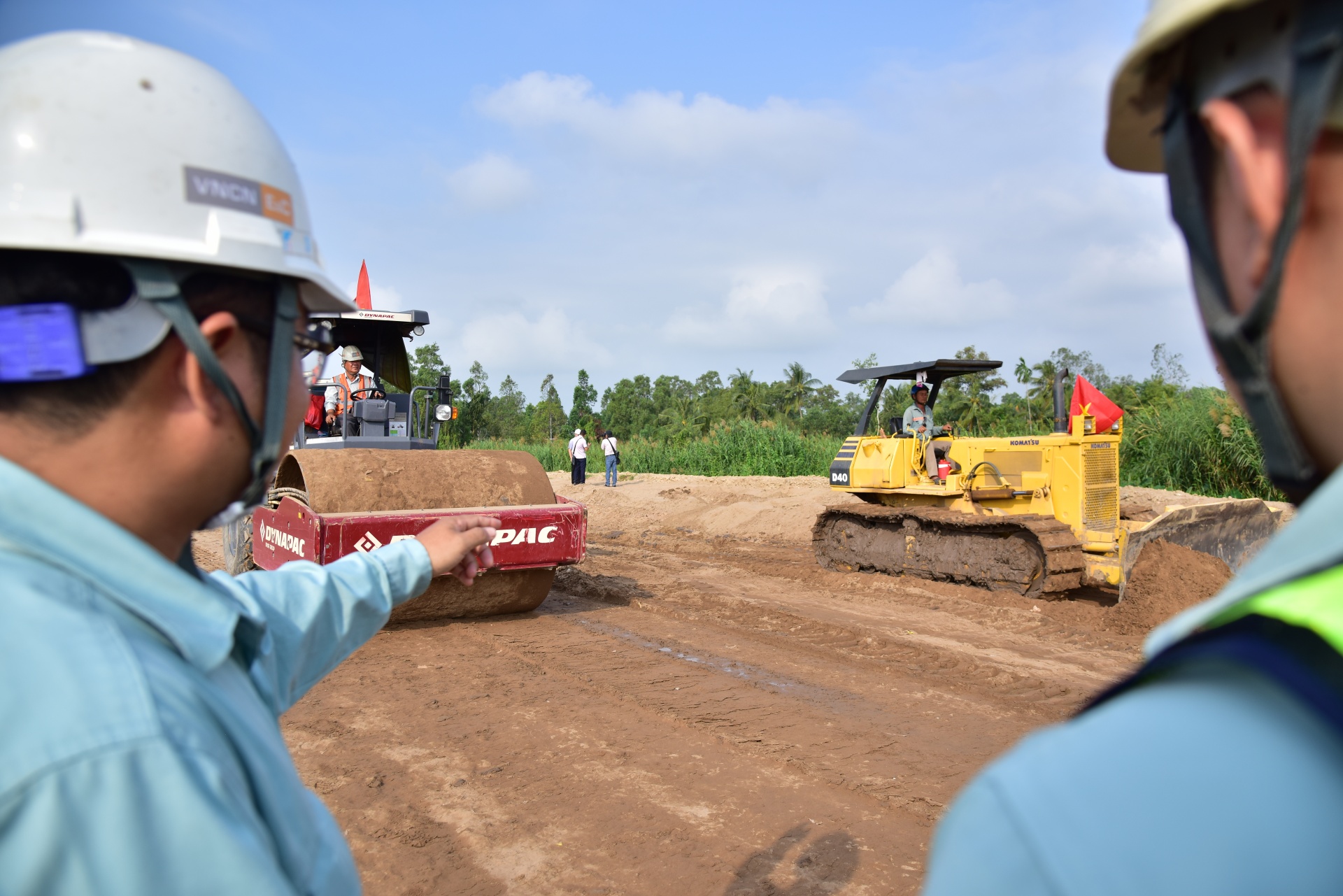 Làm xuyên Tết trên công trường cao tốc miền Tây